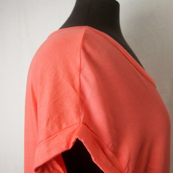 Loose T-shirt with Open Back - Picture 6 of 6